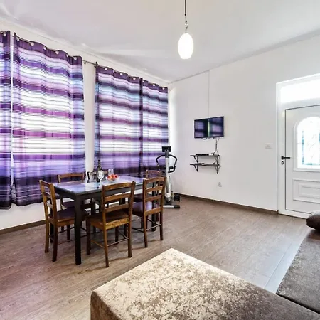 House Jakov 펜션 *