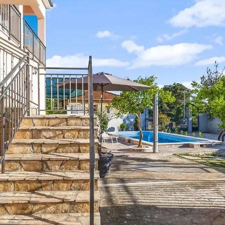 Nyaraló House Jakov *