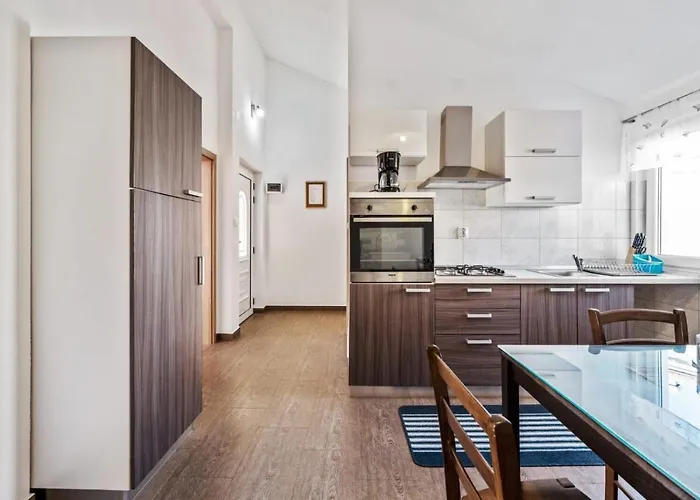 House Jakov Nyaraló *