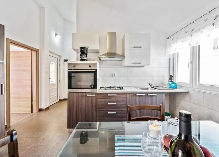 House Jakov Nyaraló Ražanj