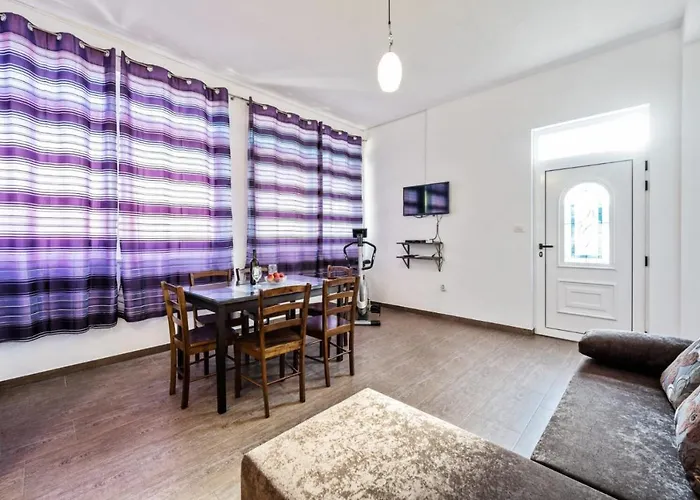 House Jakov Nyaraló *