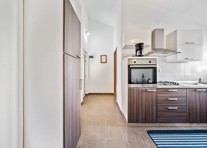 House Jakov Nyaraló