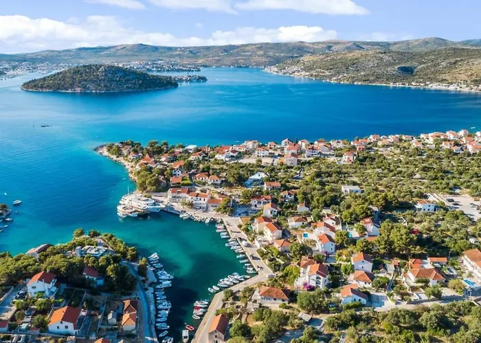 House Jakov Nyaraló