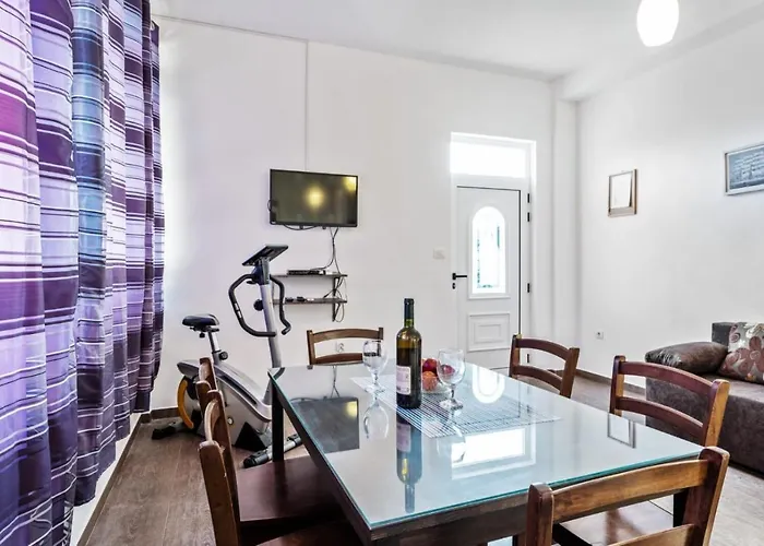 House Jakov Nyaraló *